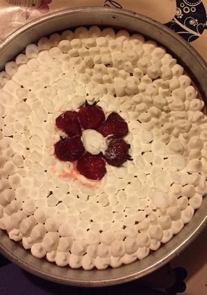 Una foto de Tarta de frutillas con chantilly y condensada