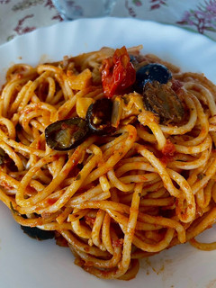 Una foto de Pasta a la Puttanesca 🍝🫒🍅🐟