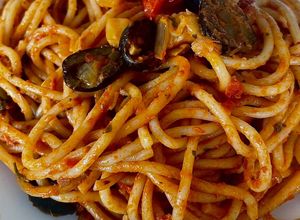 Foto principal de Pasta a la Puttanesca 🍝🫒🍅🐟