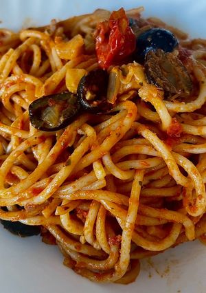 Una foto de Pasta a la Puttanesca 🍝🫒🍅🐟