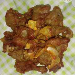 Una foto de หมูทอดกรอบกระเทียม (Crispy Garlic Pork)