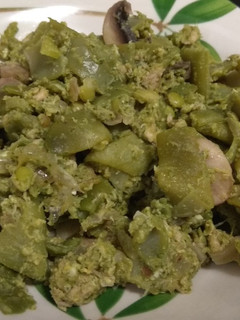 Una foto de Revuelto de judías verdes, brócoli, champiñones y atún