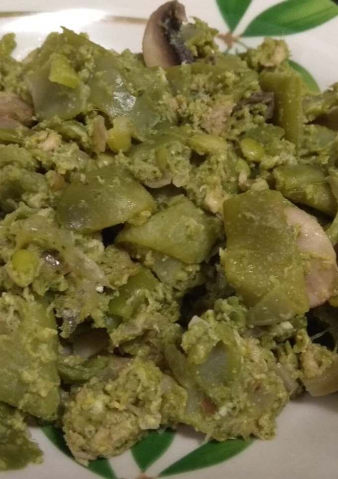 Una foto de Revuelto de judías verdes, brócoli, champiñones y atún