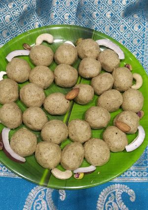 A picture of Dry fruits laddu.