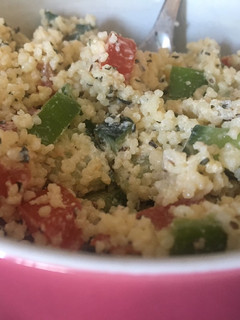 Una foto de Tabouleh con salsa de yogur