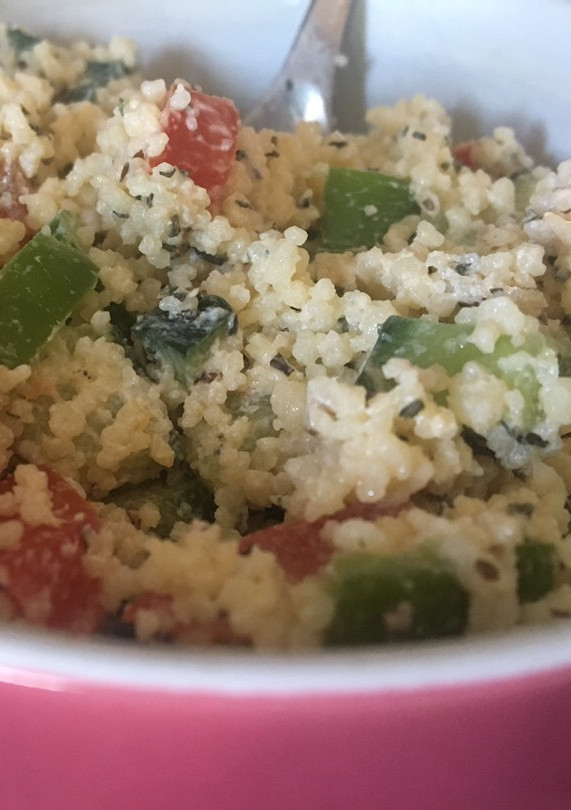 Una foto de Tabouleh con salsa de yogur