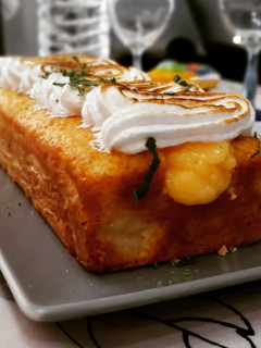 Una foto de Bizcocho de limón y hierbabuena con lemon curd y merengue