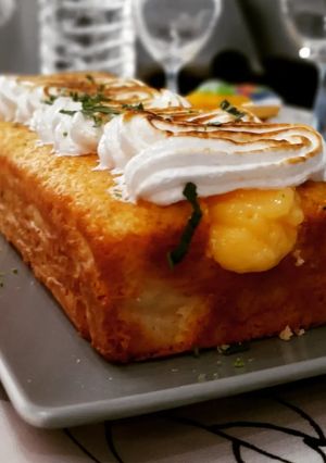 Una foto de Bizcocho de limón y hierbabuena con lemon curd y merengue