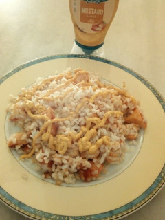 Una foto de Arroz con pollo y salsa de mostaza