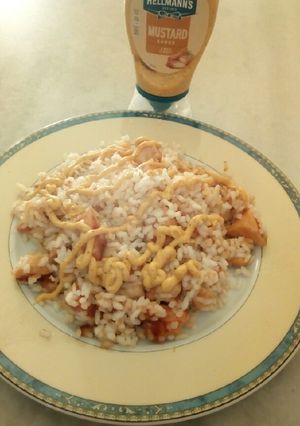 Una foto de Arroz con pollo y salsa de mostaza