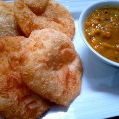 A picture of Kachori with tarkari.
