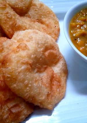 A picture of Kachori with tarkari.