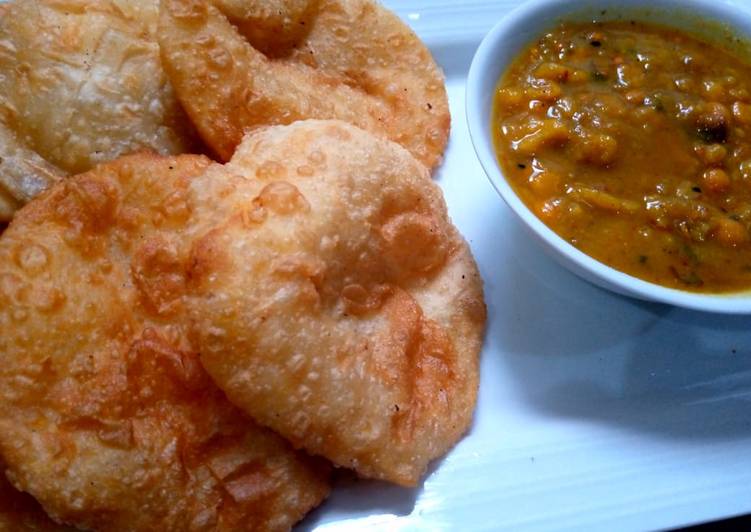 Kachori with tarkari