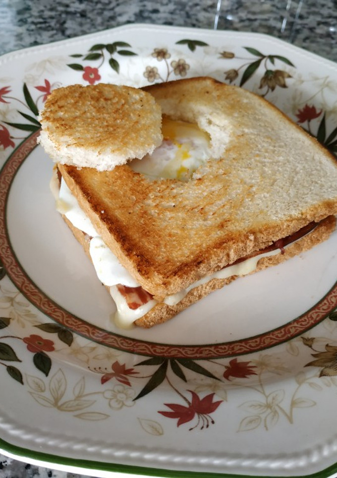 Una foto de Sándwich de cecina, queso y huevo