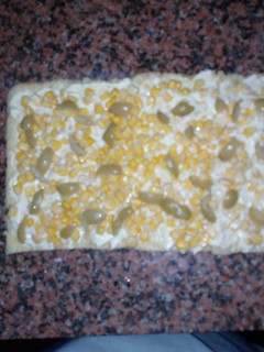 Una foto de Pionono de choclo y aceitunas