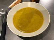 Une photo de poulet courgette curry