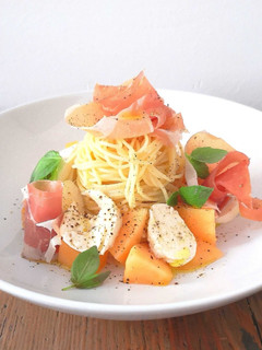 Foto di Pasta fredda al melone, mozzarella e prosciutto crudo