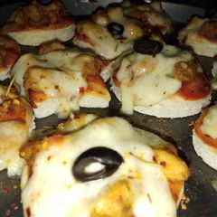 A picture of Instant pizza bites.
