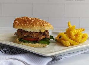 Una foto de Sándwich de colita de cuadril braseada