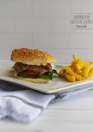 Una foto de Sándwich de colita de cuadril braseada