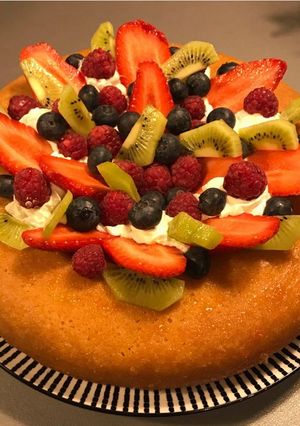 Une photo de Baba au rhum express avec ses fruits frais