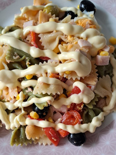 Una foto de Ensalada de pasta variada con mahonesa