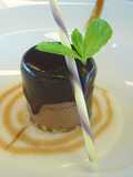 Mousse de chocolate con sopa de coco y toffe