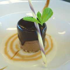 Una foto de Mousse de chocolate con sopa de coco y toffe