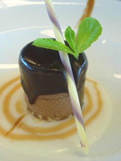 Una foto de Mousse de chocolate con sopa de coco y toffe