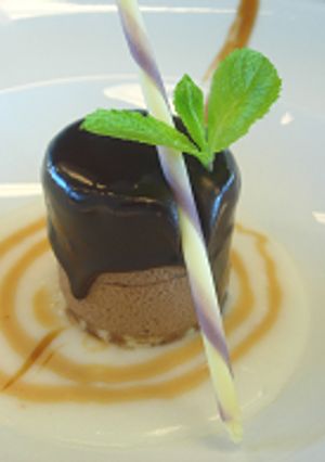 Una foto de Mousse de chocolate con sopa de coco y toffe