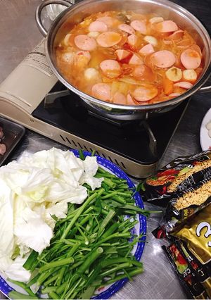 Hình của món Lẩu chua cay xúc xích kim chi 🍜🐙🦀🌳.