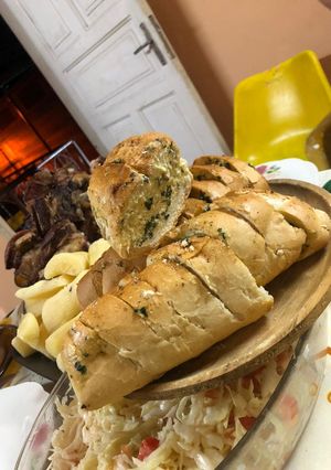 Una foto de Pancito de ajo fácil para acompañar un asado 😋