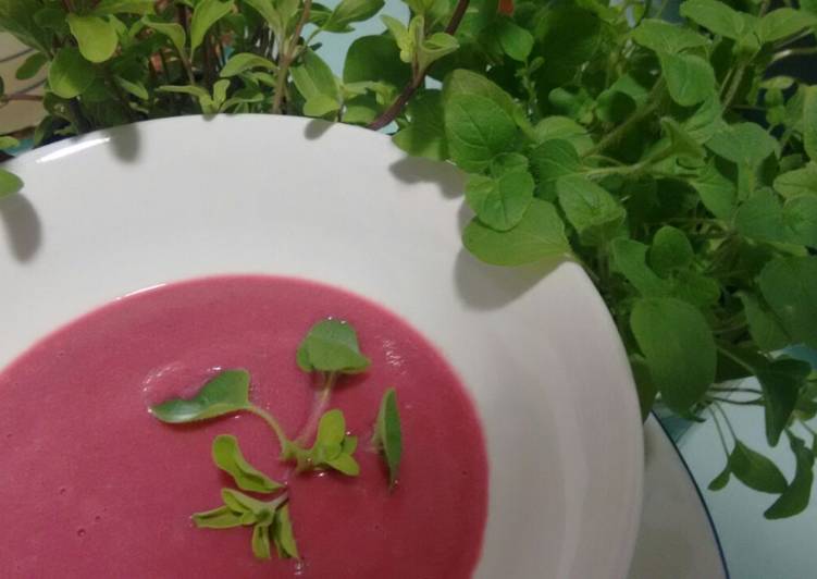 Crema de remolacha con leche de coco, orégano y mejorana enriquecida con Agua de Mar