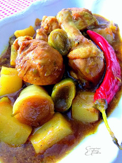 Una foto de Pollo en salsa primavera con cebolletas, puerros y nabos