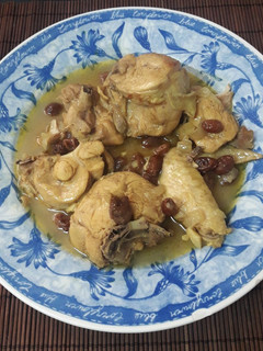 Una foto de Pollo guisado al curry con pasas #cookpadmycook