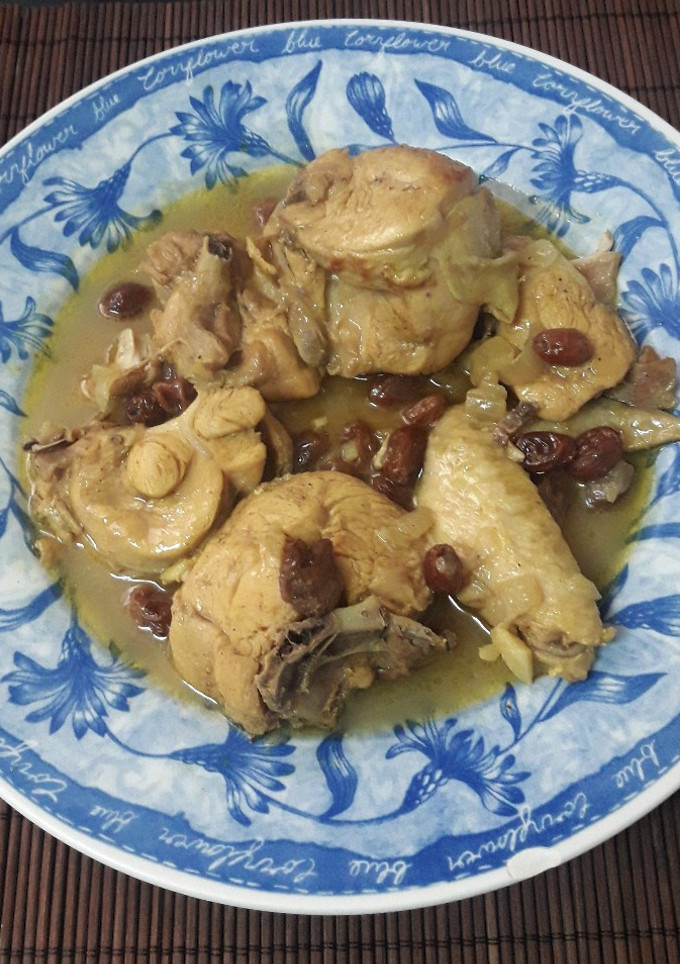 Una foto de Pollo guisado al curry con pasas #cookpadmycook