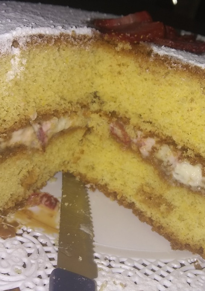 Una foto de Torta con frutilla 😋😋🍓🍓