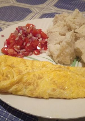 A picture of Scramble eggs.. ugali n kachumbari.