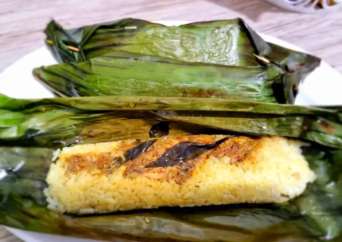 Nasi jeruk bakar ikan asap suwir