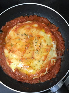 Una foto de Queso provolone con tomate en sartén