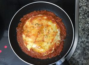 Foto principal de Queso provolone con tomate en sartén