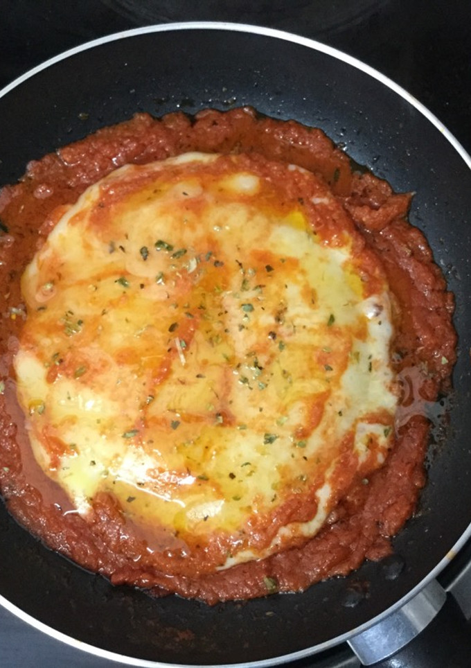 Una foto de Queso provolone con tomate en sartén