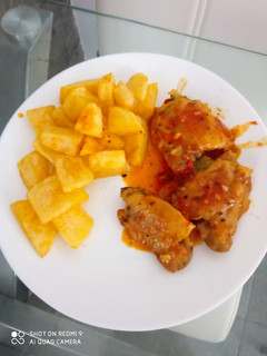 Una foto de Pollo en salsa con patatas fritas