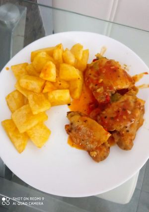 Una foto de Pollo en salsa con patatas fritas