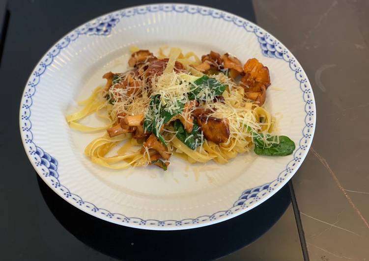 Recipe: Delicious Pasta med kantareller og frisk spinat