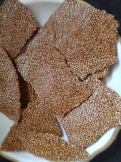 તલ ની ચીકી (Tal Chikki Recipe in Gujarati) રેસીપી મુખ્ય ફોટો