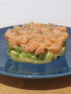 Una foto de Tartar de salmón y aguacate
