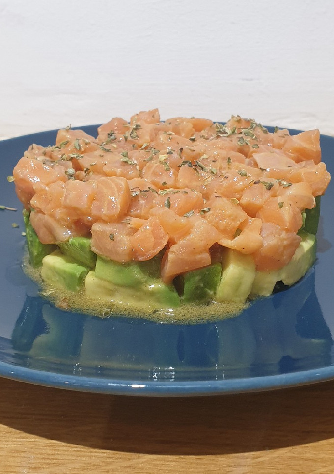 Una foto de Tartar de salmón y aguacate
