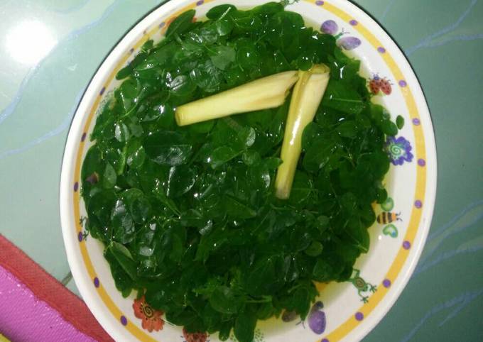 Sayur bening daun kelor khas Banyuwangi foto resep utama