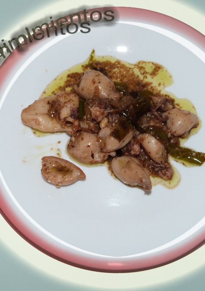Una foto de Chipirones con pimientos y picada catalana